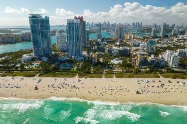 Yüksek lüks otelleri, apartmanları ve kumlu sahili olan Miami Beach şehri. Güney Florida, ABD 'de yüksek açılı turizm altyapısı.