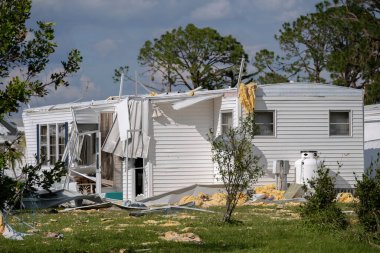 Doğal afet sonuçları. Florida yerleşim bölgesindeki kasırga mobil evleri tarafından ağır hasar gördü.