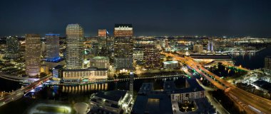 Florida, ABD 'nin Tampa şehrinin şehir merkezindeki gece şehir manzarası. Hareket halindeki trafiği ve modern Amerikan megapolis 'indeki yüksek gökdelen binalarını aydınlatan gökdelenler..