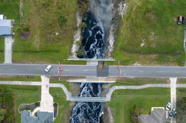 Florida 'da kasırga sonrası yıkılan köprünün tamiri. Su baskınından sonra hasarlı yolun yeniden inşası asfaltı yıkadı. İnşaat yol çalışması sahası.