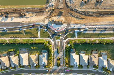 Amerikan otobanındaki kavşakta yol çalışması şantiyesi. Şehrin dairesel ulaşım kavşağının gelişimi.