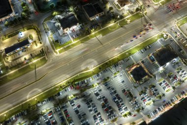 Florida, North Port 'taki alışveriş merkezi plazasında aydınlatılmış trafik arabaları var. ABD ulaştırma altyapı kavramı.