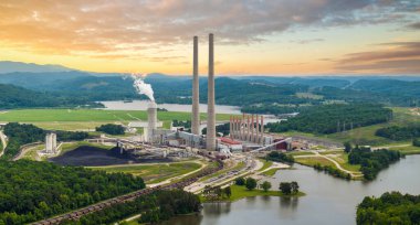 Termik santral kömür fosil yakıtını yakarak elektrik üretiyor. Roane County, Tennessee 'deki Kingston Buhar Fabrikası.