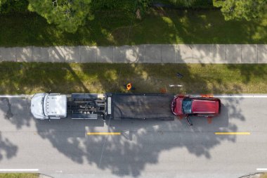 Çekici kamyon kaza yerinde parçalanmış araç taşıyor. Amerikan caddesindeki trafik kazasına acil servis personeli cevap veriyor. Amerika 'da ilk yardım ekipleri yolda..