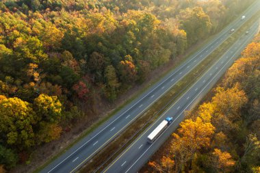 Kuzey Carolina Appalachian dağlarındaki ABD karayolu taşıma altyapısı. Hızlı sürüş kamyonları olan Amerikan otoyolu..