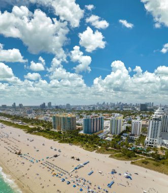 Miami Beach City 'nin güney sahil şeridinin yukarısından görüntü. South Beach yüksek lüks oteller ve apartmanlar. Güney Florida, ABD 'deki turizm altyapısı.