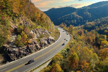 ABD Appalachian dağlarında hızlı sürüş arabaları olan geniş bir çok şeritli otoyol. Amerikan ulaşım altyapısının üstü..
