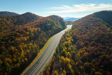 Kuzey Carolina 'daki I-40 otoyolunun havadan görünüşü altın sonbahar sezonunda Asheville' e doğru Appalachian dağlarından geçiyor. Enerji krizi ve yüksek benzin fiyatları kavramı.