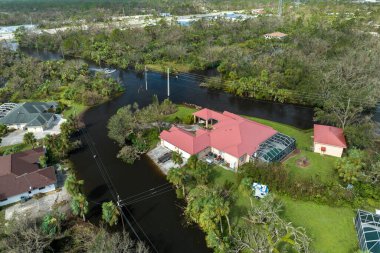 Doğal afet sonrası. Etrafı Ian Kasırgası ile çevrili sel suları Florida yerleşim bölgesindeki evleri sarıyor.