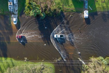 Şiddetli sağanak yağıştan sonra Florida 'da sel basmış yol. Tahliye araçlarının hava görüntüsü ve banliyö yerleşim bölgesindeki su evleri ile çevrili..