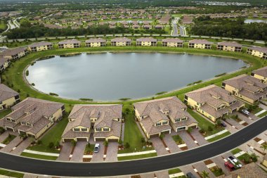 Güney Florida 'da kapalı yaşam kulüplerinde, yoğun bir şekilde inşa edilmiş konut havuzlarının manzarası. Amerikan banliyölerinde emlak gelişimine örnek olarak Amerikan rüya evleri.