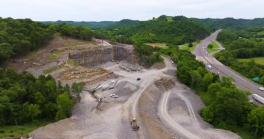 İnşaat endüstrisi için kireçtaşı malzemelerinin açık maden alanının hava görüntüsü.