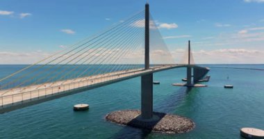 Florida 'daki Tampa Körfezi üzerindeki Sunshine Skyway Köprüsü' nün hava görüntüsü. Ulaşım altyapısı kavramı.