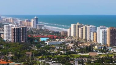 Florida, Daytona Sahili 'ndeki deniz manzaralı evler. ABD 'de kıyı konutları gelişimi.