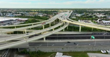 Tampa kentsel bölgesinde çok katlı Amerikan karayolu kavşağı. Hızlı giden arabalarla Florida 'da geniş bir otoyol kavşağı. ABD ulaştırma altyapısı
