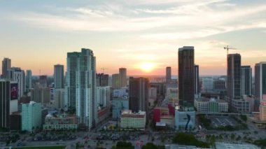 Miami Brickell 'in şehir merkezi bölgesi, Florida, ABD gün batımında. Modern Amerikan megapolis 'indeki yüksek ticari ve meskun gökdelen binaları.