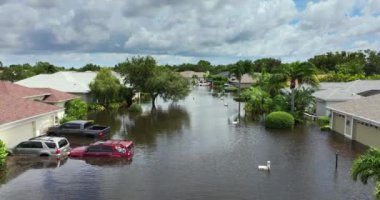 Florida 'nın banliyölerinde su altında kalan araçlar ve sel basmış yağmur suyu evleri. Güney Amerika 'daki doğal afet sonrası.