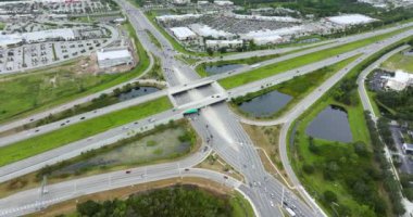 Sarasota, Florida 'da hızla hareket eden trafik arabalarıyla elmas kavşağı. ABD 'de eyaletler arası ulaşım altyapısı