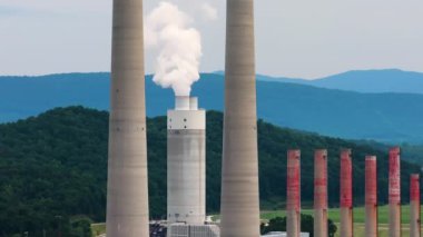 Kingston, Tennessee yakınlarındaki Roane County 'de büyük bir termal elektrik santrali. Kömür, Amerikan ızgarasında elektrik üretimi için fosil yakıt olarak kullanılır.