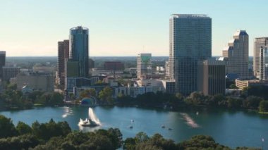 Orlando, Florida şehir merkezinde pahalı liman binaları var. Şehir merkezindeki Eola Gölü Parkı. ABD 'de şehir seyahati