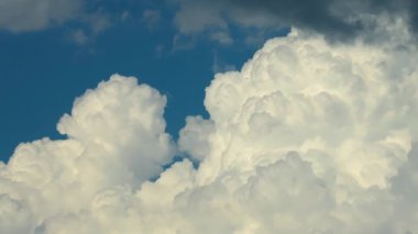 Mavi Florida semalarında yağmur bulutları oluşuyor. Renkli yaz gökyüzü.