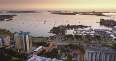 Günbatımında lüks yatları ve Florida şehir mimarisi olan Sarasota Körfezi marinası. Şehir merkezindeki yüksek binalar. Florida 'da gayrimenkul geliştirme. ABD seyahat hedefi