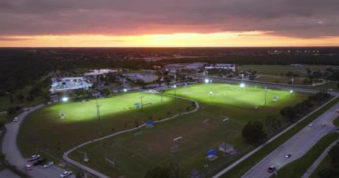 Florida, North Port 'taki halka açık bir spor parkında futbol maçında antrenman yapan sporcular..