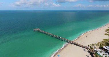 Venedik, Florida. İnsanlar balıkçı iskelesinde tatilin tadını çıkarıyorlar. Deniz kenarında temiz hava alan yaz aktiviteleri.
