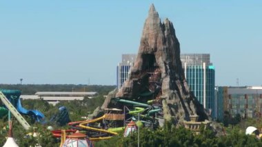 Volkan Körfezi Su Tema Parkı. Florida 'daki Universal Orlando Resort' ta tropikal temalı bir akapark. ABD turizm merkezi.