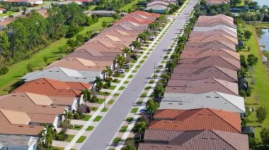 Florida 'nın güneybatısındaki küçük bir kasabadaki pahalı konutların hava manzarası. Amerikan banliyölerinde emlak gelişimine örnek olarak Amerikan rüya evleri.