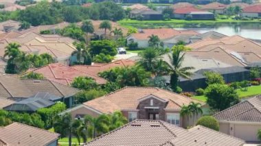 Kırsal ABD banliyölerindeki Amerikan sosyal konutları. Florida 'nın güneybatısındaki küçük bir kasabadaki büyük yerleşim yerlerinin görüntüsü.