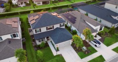 Kırsal ABD banliyölerindeki Amerikan sosyal konutları. Florida 'nın güneybatısındaki küçük bir kasabadaki büyük yerleşim yerlerinin görüntüsü.