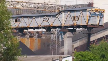 Termik santralde kömür yığını. Enerji şebekesinde elektrik üretimi için fosil yakıt olarak kullanılan kömür..