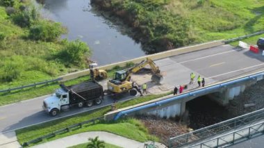 Florida 'da kasırga üstüne köprü yıkıldı. Yol çalışması alanında inşaat malzemeleri. Sel sularının asfaltı temizlemesinden sonra hasarlı yolun yeniden inşası.