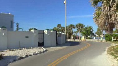 Florida 'daki Casey Key manzaralı yolda sürüyorum.