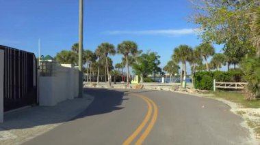 Florida 'daki Casey Key manzaralı yolda sürüyorum.