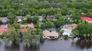 Florida 'nın banliyölerindeki yağmur suyu yüzünden sular altında kalan evlerle dolu bir yerleşim bölgesi. Güney Amerika 'daki doğal afet sonrası
