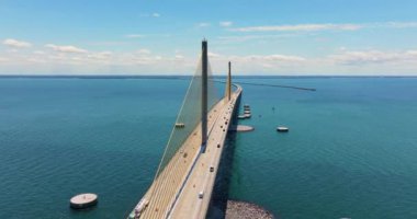 Florida 'daki Sunshine Skyway Köprüsü' nden geçen karayolu trafiği. ABD 'de ulaşım altyapısı.