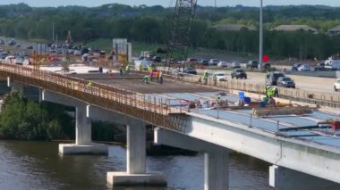 Ellenton, Florida 'da inşa edilen köprü açıklıklarıyla birlikte endüstriyel inşaat işlerinde çalışan adamlar. Eyaletler arası ulaşımın geliştirilmesi