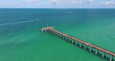 İnsanlar Florida 'daki Venice balıkçı iskelesinde tatilin tadını çıkarıyorlar. Deniz kenarında temiz hava alan yaz aktiviteleri.