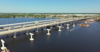 Amerikan karayolu köprüsündeki yol çalışması şantiyesi. Florida, Ellenton 'daki Manatee Nehri' ni geçen J D Young Memorial Köprüsü 'nden geçen araçlar için altyapı genişliyor.