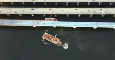 Amerikan karayolu köprüsündeki yol çalışması şantiyesi. Florida, Ellenton 'daki Manatee Nehri' ni geçen J D Young Memorial Köprüsü 'nden geçen araçlar için altyapı genişliyor.