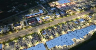 Gece vakti alışveriş merkezleri, yanan Amerikan yolu ve Kuzey Port, Florida 'da araba kullanma. ABD 'nin perakende ve ulaştırma altyapısının üzerinden görüntüle