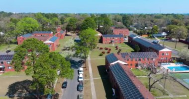 Amerika 'nın küçük bir kasabasındaki apartmanların güneş çatıları. Temiz ekolojik elektrik enerjisi üretimi. Sıfır emisyonlu yenilenebilir elektrik.