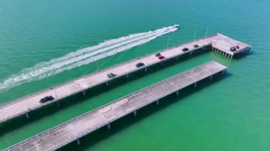 Florida, ABD 'de balıkçı iskelesi olan Sunshine Skyway Köprüsü. Tampa Körfezi üzerinde trafik.