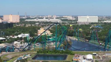 Orlando, Florida 'daki macera eğlence parkındaki hız treninin havadan görünüşü. ABD turizm merkezi