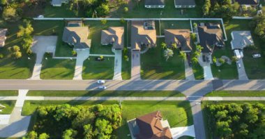 Amerikan küçük kasabasında araba süren banliyö sokak trafiğinin yukarıdan görünüşü. Florida banliyöleri sakin yerleşim bölgesinde özel evleri olan yerler.