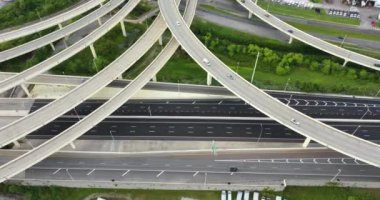 ABD ulaşım altyapısının üstünden bak. Tampa, Florida 'da hızlı araba ve kamyonlarla Amerikan otoyolu kesişiyor.