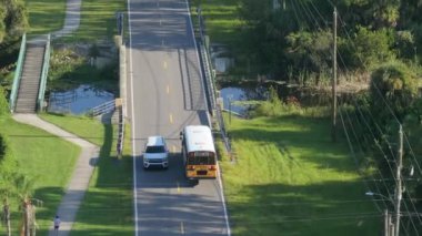 Okul otobüsü Florida 'nın banliyölerindeki dersleri için okul çocuklarını almaya gidiyor. ABD 'de toplu taşıma.