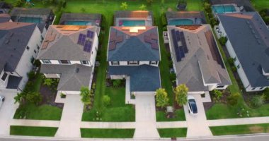 Florida 'nın güneybatısındaki küçük bir kasabadaki pahalı konutların hava manzarası. Amerikan banliyölerinde emlak gelişimine örnek olarak Amerikan rüya evleri.